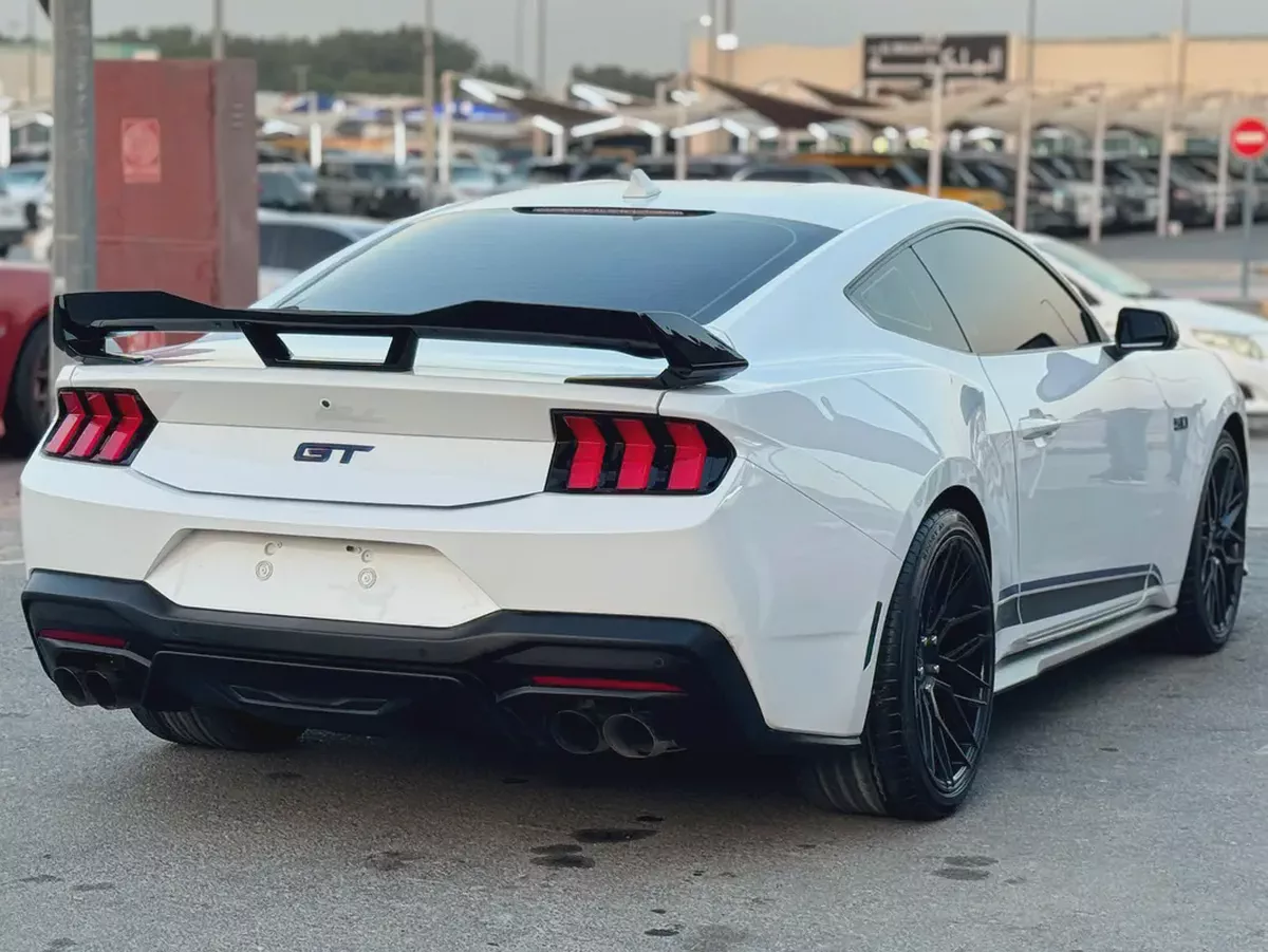 Ford Mustang GT Premium 2024 - European Specs - V8 5.0L-2-2