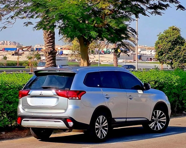 893-Monthly l GCC l 4wd, Cruise, Camera l Accident Free