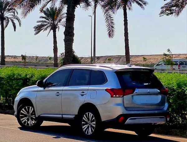 893-Monthly l GCC l 4wd, Cruise, Camera l Accident Free