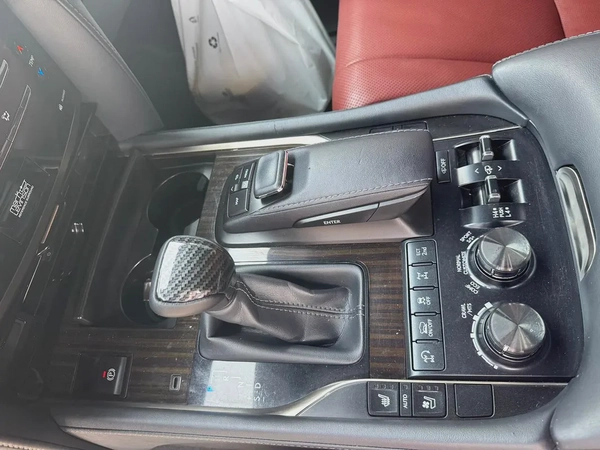Lexus LX 570 Platinum 2019 GCC Specs - Pristine Condition