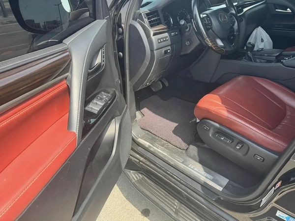 Lexus LX 570 Platinum 2019 GCC Specs - Pristine Condition