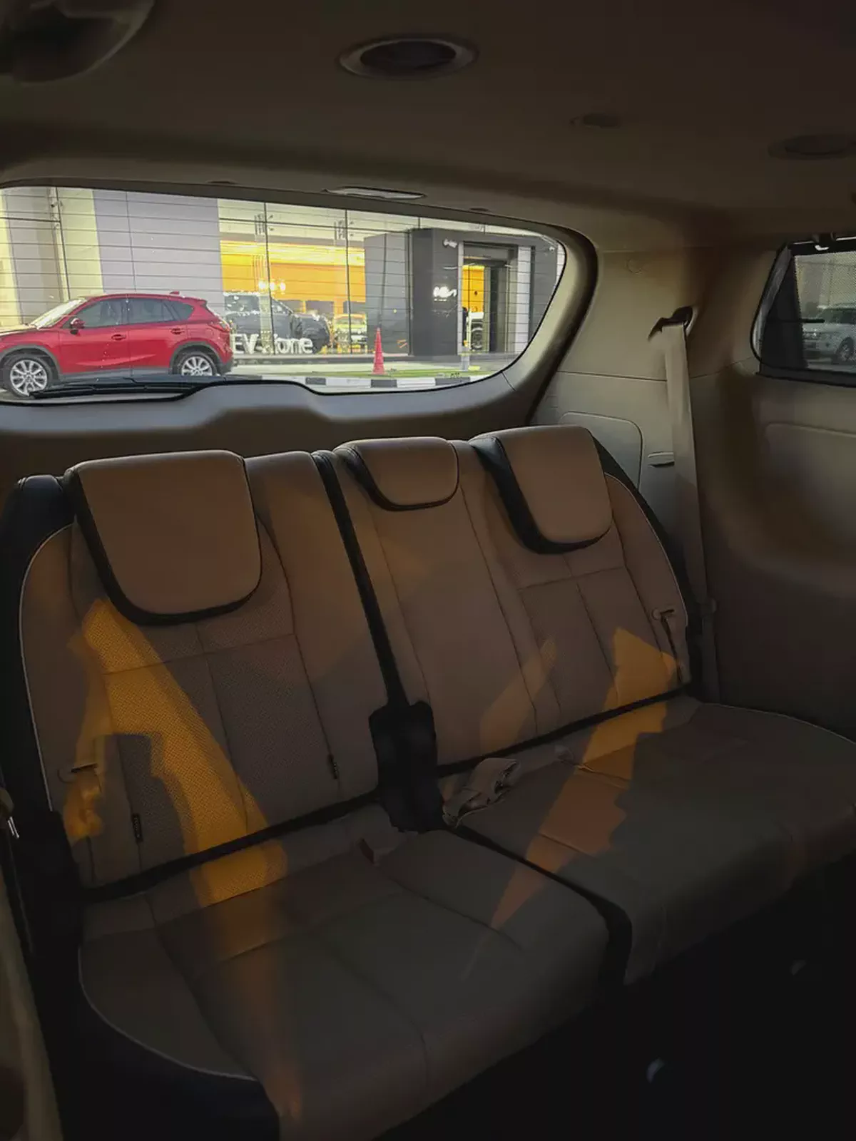 2016 Kia Carnival DLX GCC Specs – Well Maintained, Ready for Immediate Sale-8-8