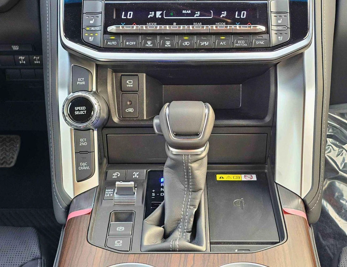 Toyota Land Cruiser VXR VX LC300 | 4.0L V6 PETROL | RADAR | POWER SEATS | BIG DVD | JBL SPEAKERS | 360* CAMERA | SUNROOF | F-8-0