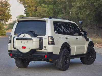 Mitsubishi Pajero 2011 GLS 3.8L | GCC Specs | Excellent Condition | Orginal paint | Accident free |-6