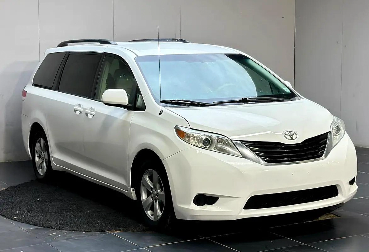 2014 Toyota Sienna LE - American Specs-1-1