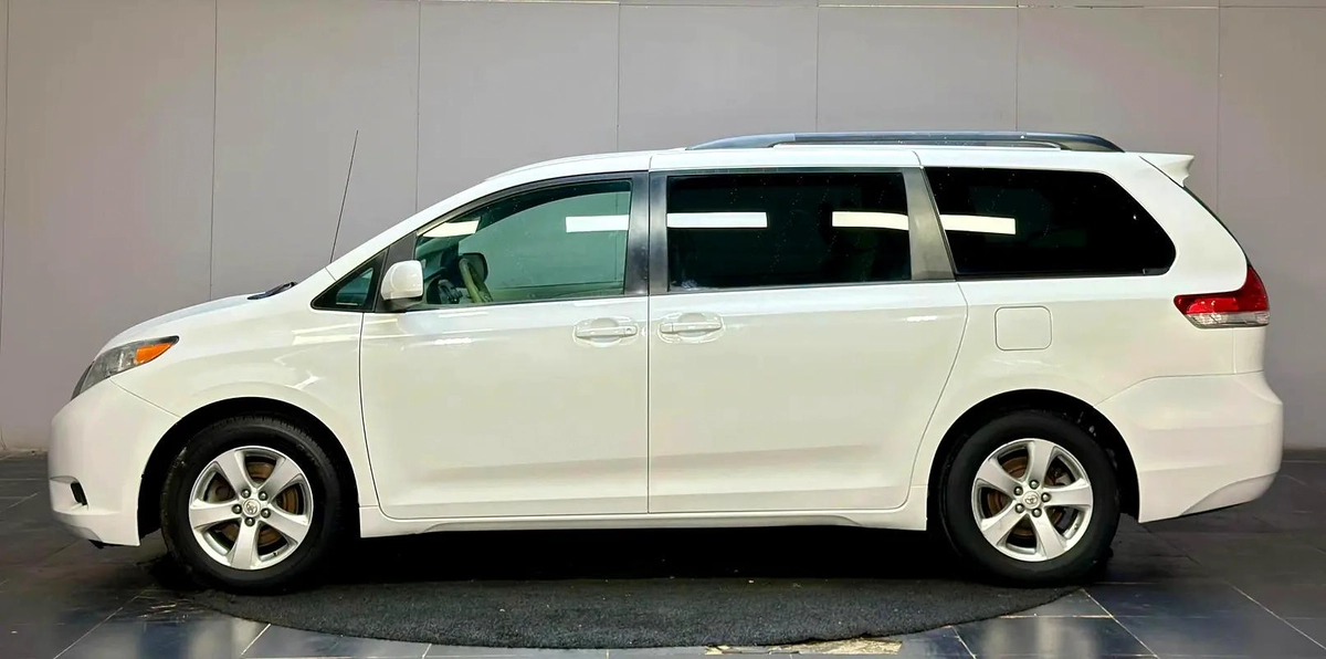 2014 Toyota Sienna LE - American Specs-5-5