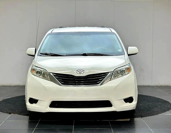 2014 Toyota Sienna LE - American Specs