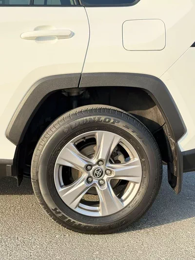 Toyota RAV4 XLE-12