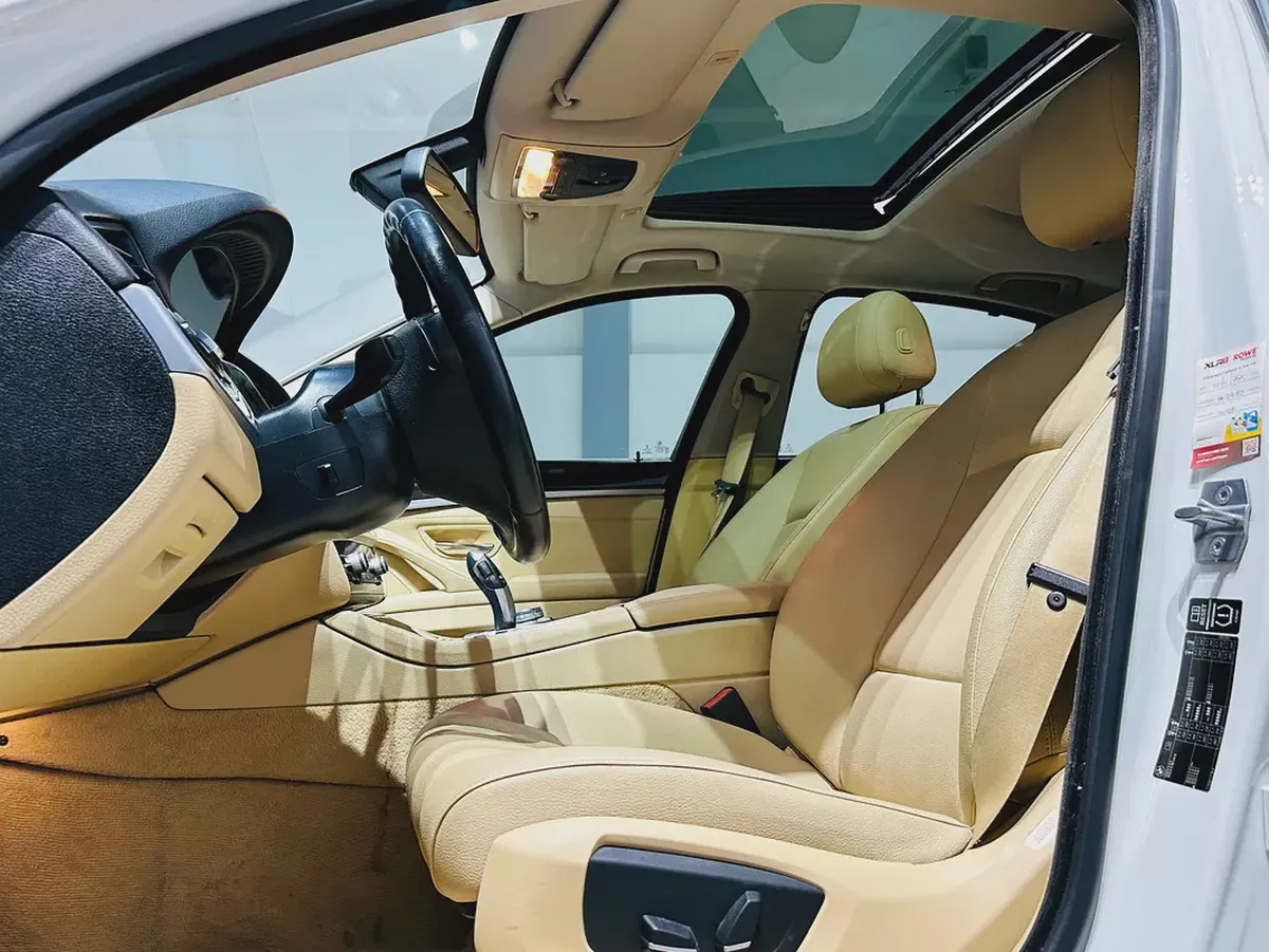 BMW 528i FULL OPTION 2015 GCC SPECS MINT CONDITION-12-12