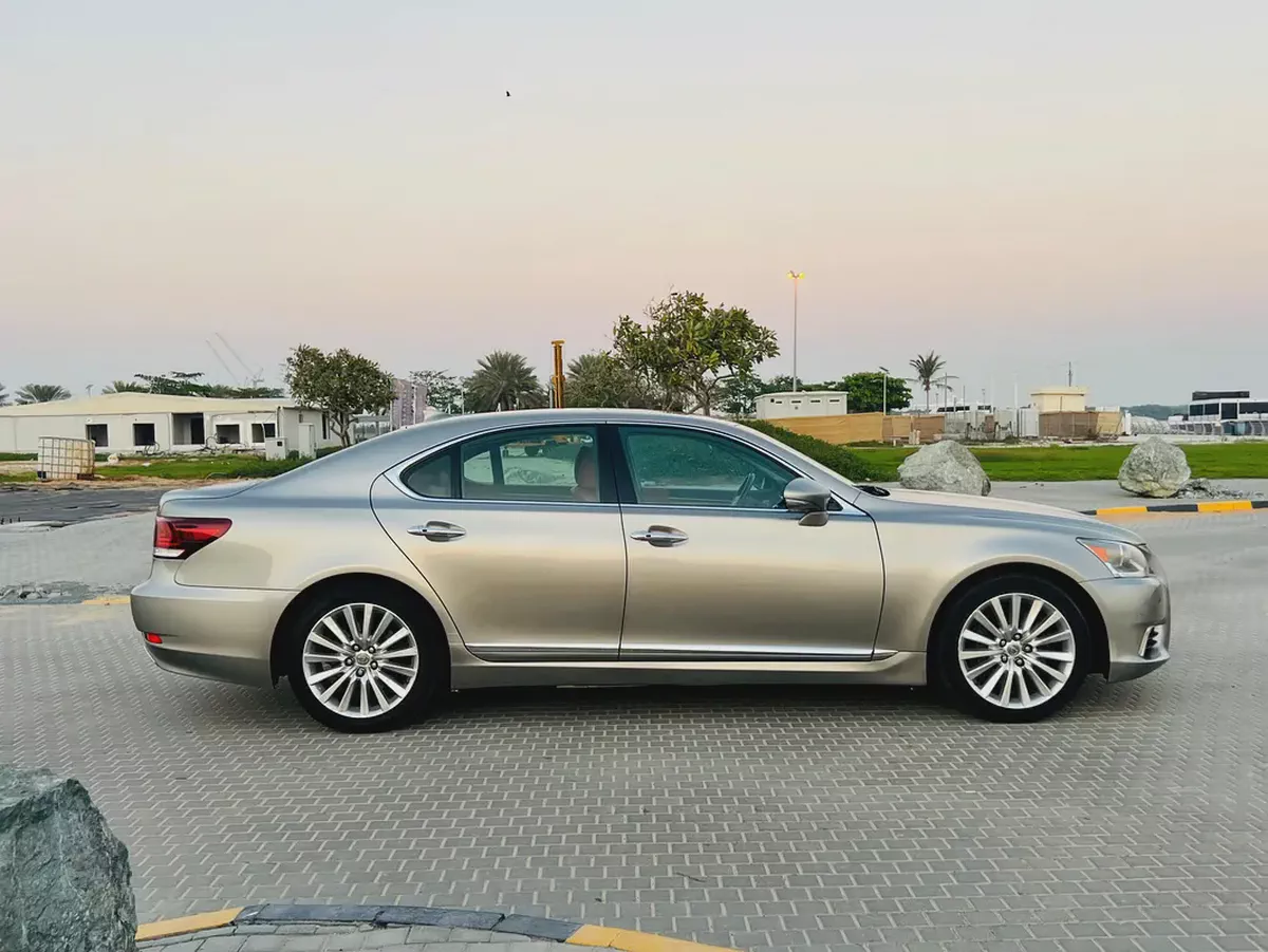 2017 Lexus LS 460, American specifications, in excellent condition-3-3