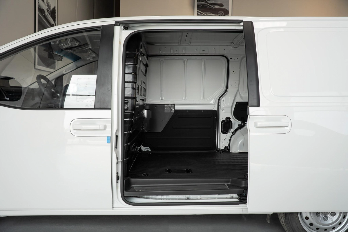Hyundai STARIA 2025 – Diesel – Automatic – 3-Seater Van-18-18
