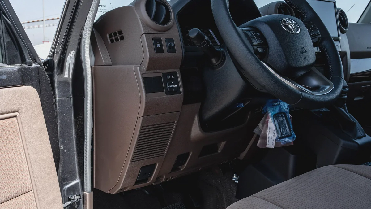 2026 Toyota Land Cruiser LC76 4.0L AT Petrol With Radar-Saudi Specs-9-9