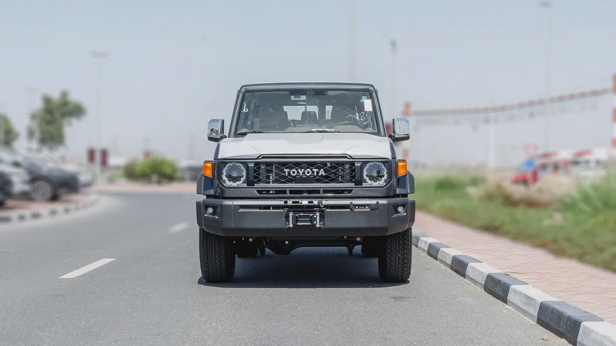 2026 Toyota Land Cruiser LC76 4.0L AT Petrol With Radar-Saudi Specs-3-3