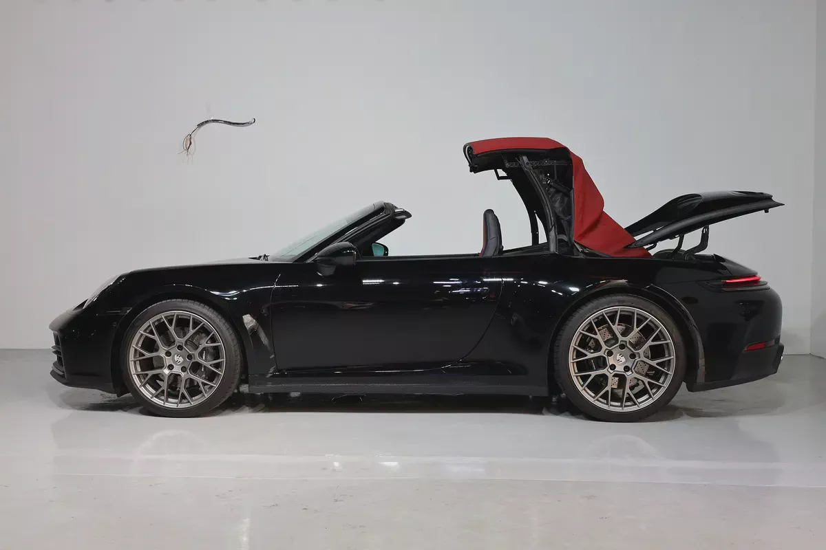 Porsche 911 Carrera 2025 GCC Specs-14000KM-UNDER WARRANTY  SERVICE-PRISTINE CONDITION-8-8