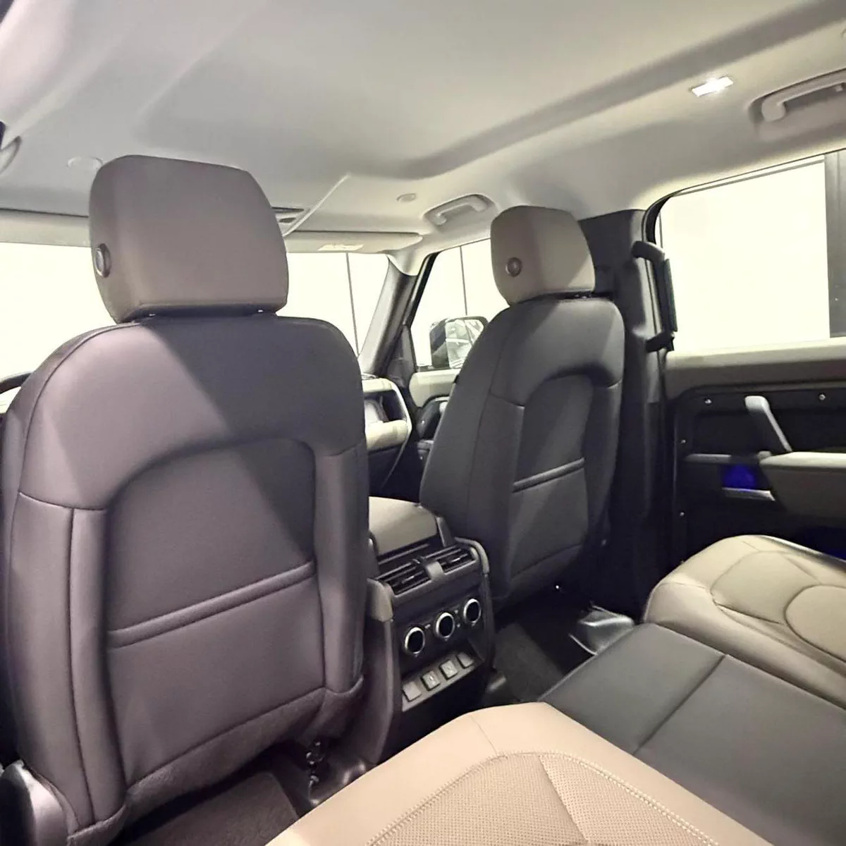 Land Rover Defender 110 X-DYNAMIC SE P300 GCC ALTAYER - 5 Years Warranty + Service Contract-21-0