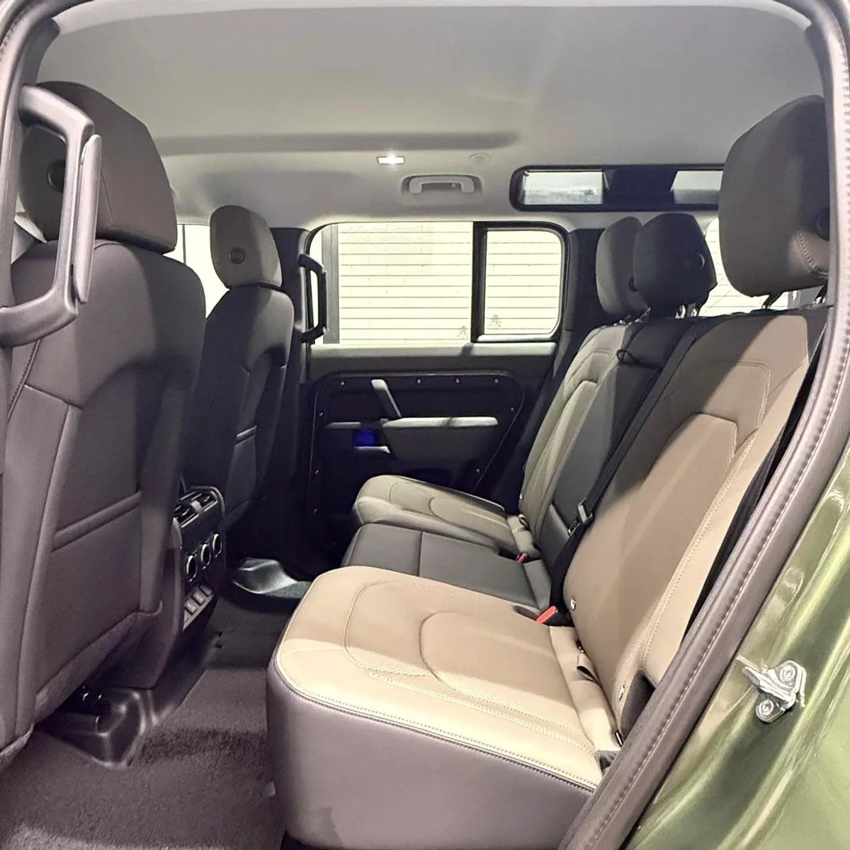 Land Rover Defender 110 X-DYNAMIC SE P300 GCC ALTAYER - 5 Years Warranty + Service Contract-22-0