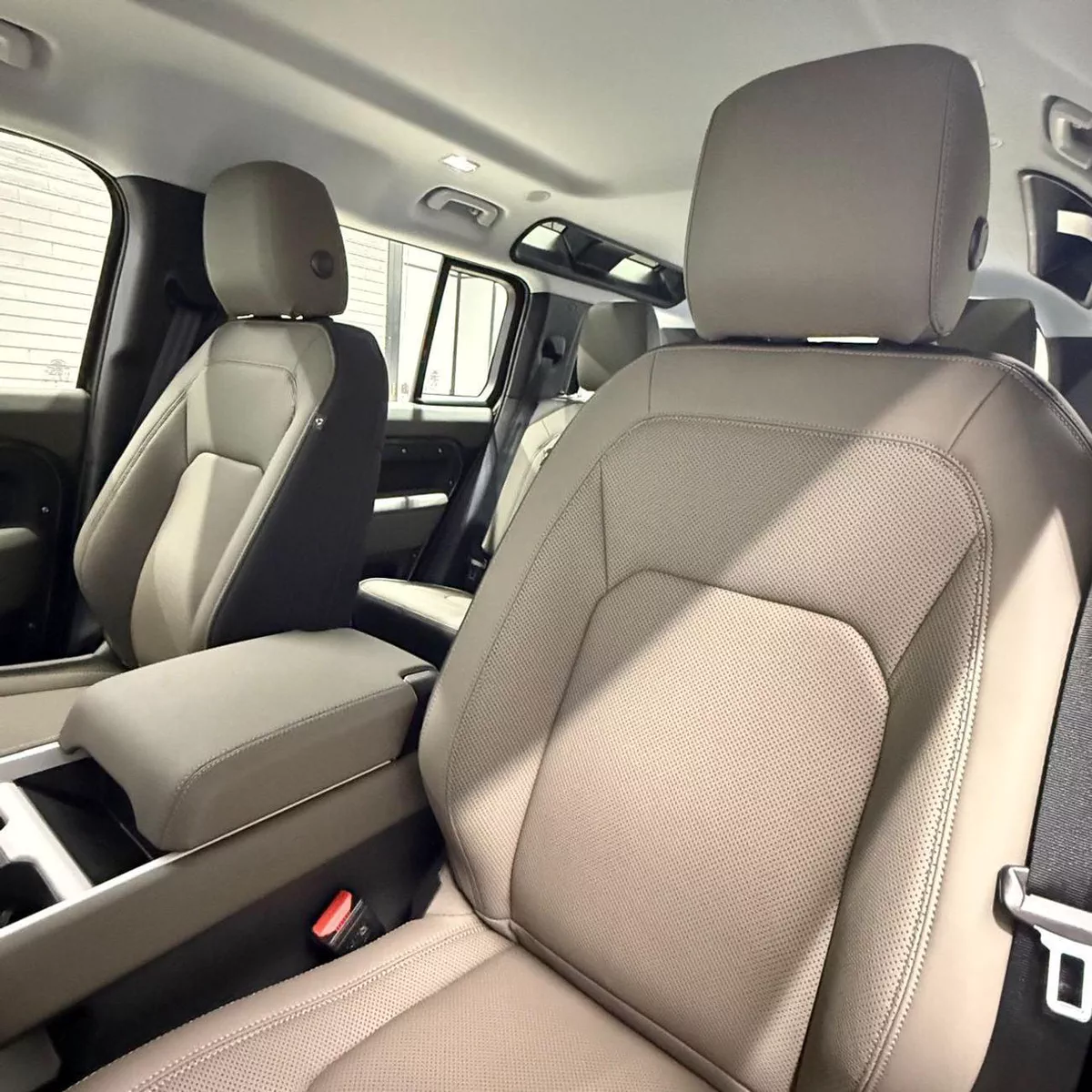 Land Rover Defender 110 X-DYNAMIC SE P300 GCC ALTAYER - 5 Years Warranty + Service Contract-8-0