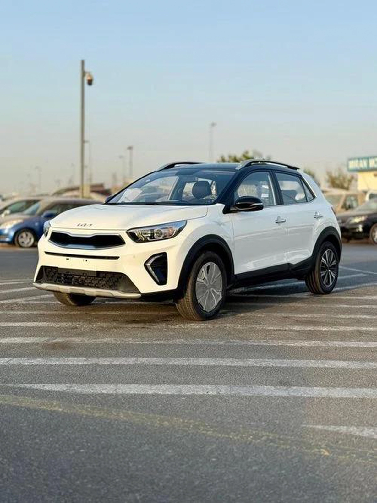 Kia KX1 DUAL TONE | 1.4L V4 PETROL | CVT WITH SUNROOF | PUSH START | DVD CAMERA | CODE # KX1FT-10-10