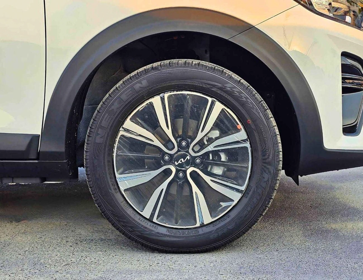 Kia KX1 DUAL TONE | 1.4L V4 PETROL | CVT WITH SUNROOF | PUSH START | DVD CAMERA | CODE # KX1FT-16-16