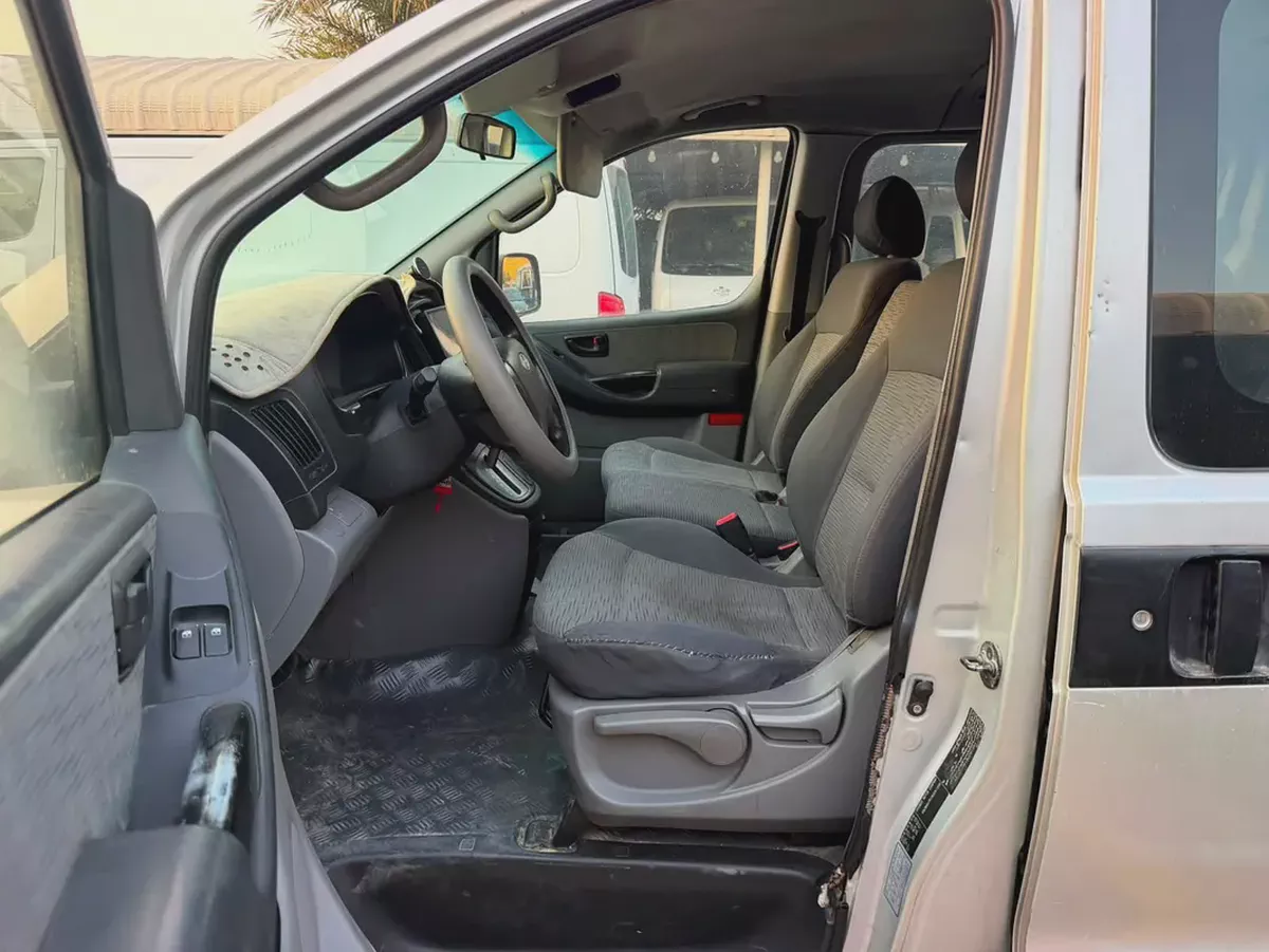 HYUNDAI H1 9 SEATER-4-4