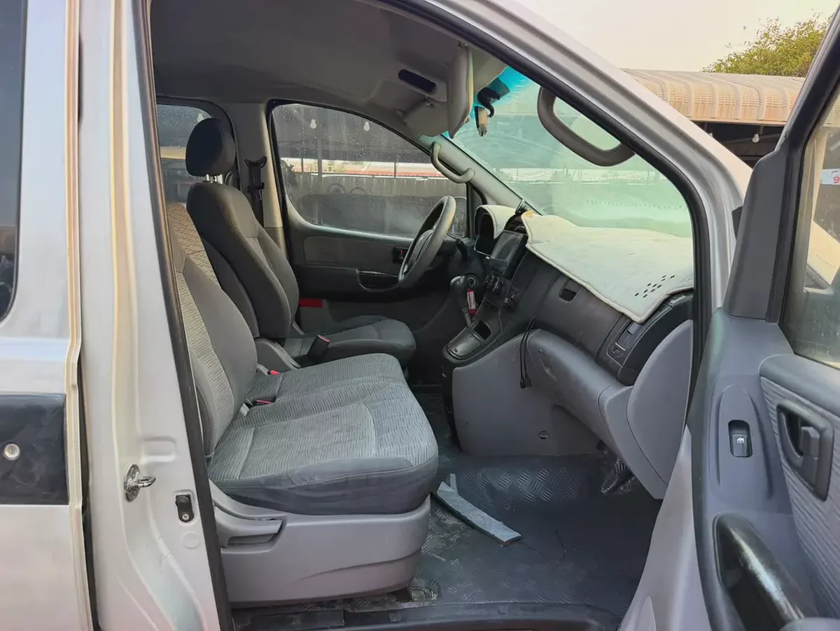 HYUNDAI H1 9 SEATER-8-8