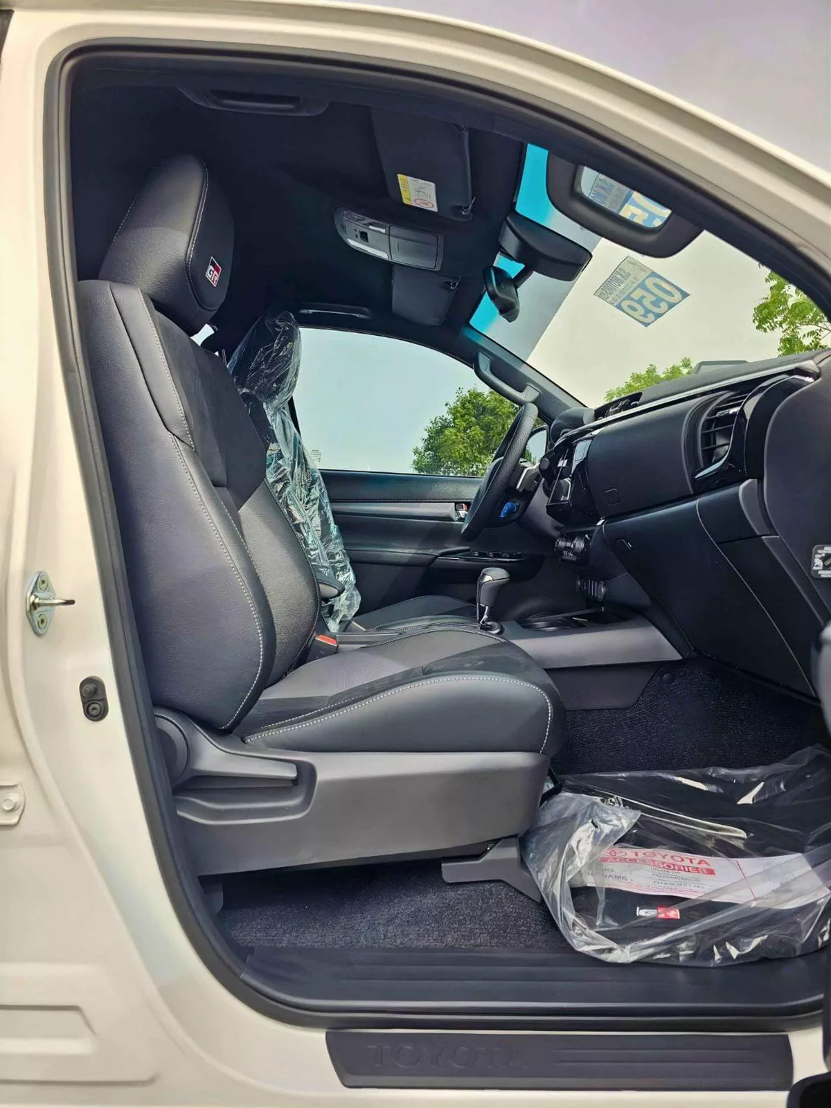 Toyota Hilux GR SPORT 2.8L DIESEL V4 / RADAR / 360*CAMERA/DRIVER PWR SEAT WITH LATHER (CODE# HGRD)-8-0
