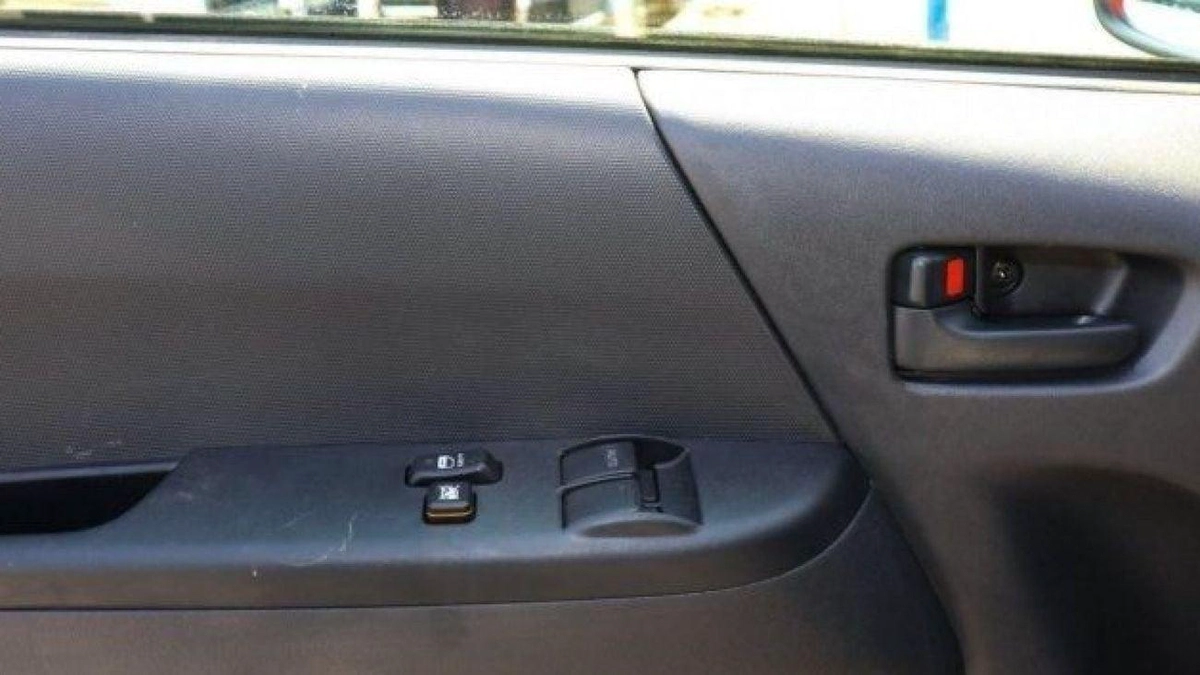 Toyota Hiace DLS - STD ROOF Toyota hiace 2.5L MY2025 diesel standard roof for export only-8-0