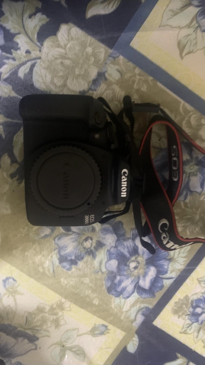 canon eos 2000d-0