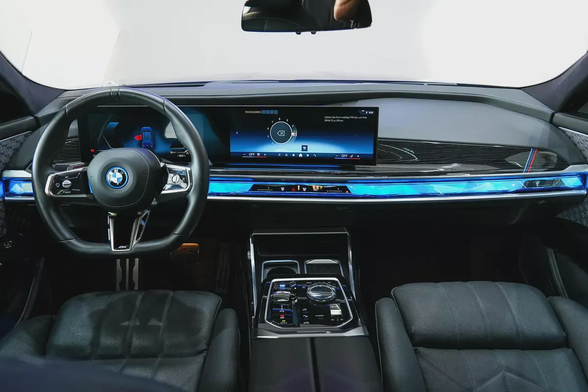 2024 - BMW i7 - Perfect inside and out for 366,000.00 AED-12-12