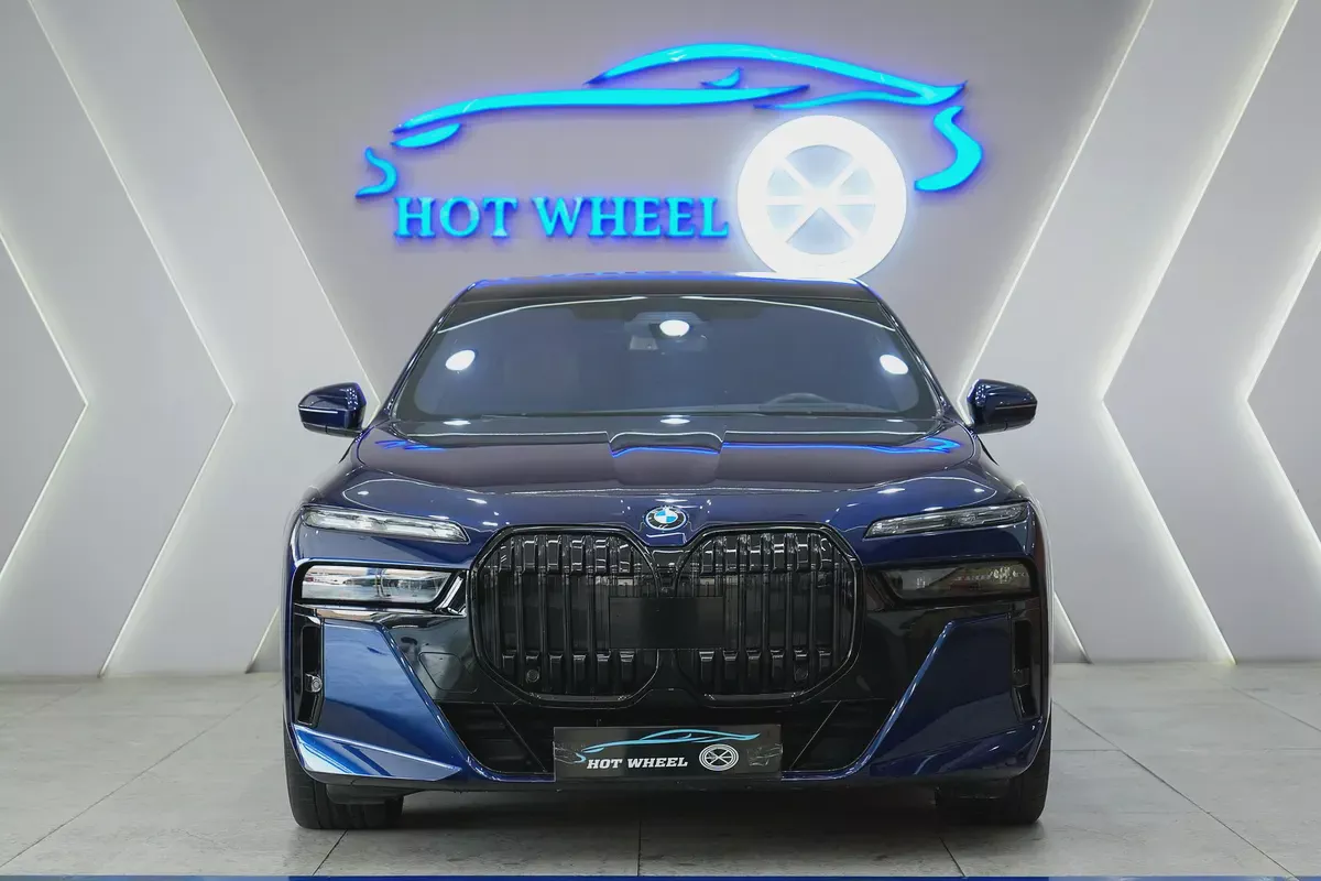2024 - BMW i7 - Perfect inside and out for 366,000.00 AED-2-2