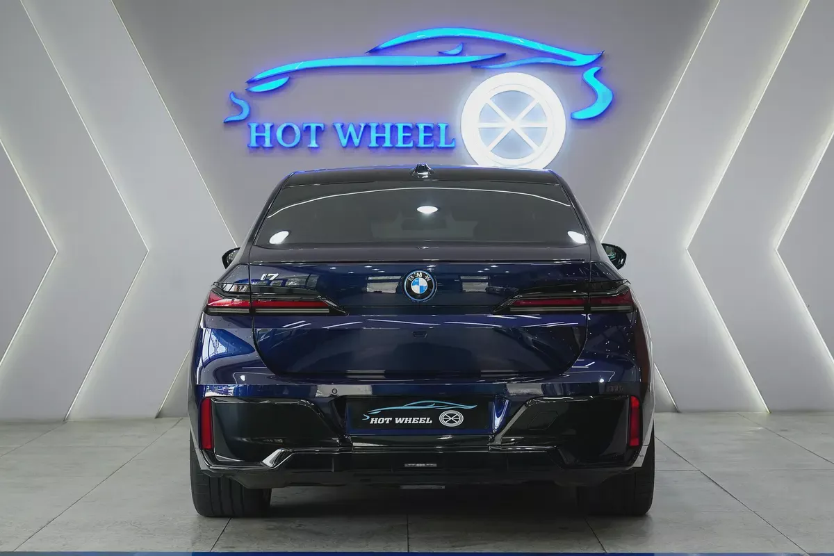 2024 - BMW i7 - Perfect inside and out for 366,000.00 AED-3-3