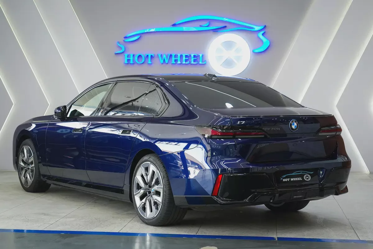 2024 - BMW i7 - Perfect inside and out for 366,000.00 AED-4-4