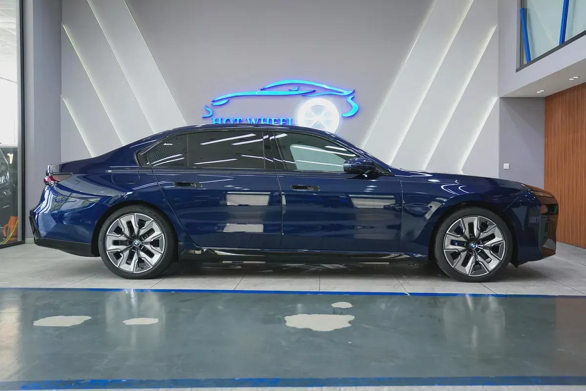 2024 - BMW i7 - Perfect inside and out for 366,000.00 AED-5-5