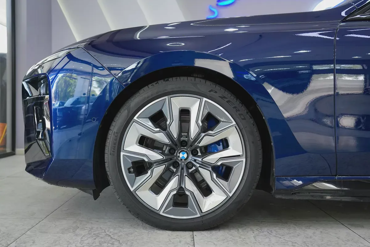 2024 - BMW i7 - Perfect inside and out for 366,000.00 AED-7-7