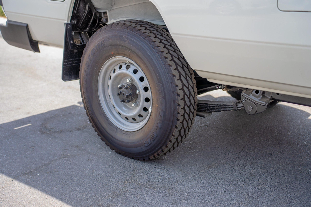 TOYOTA LAND CRUISER 70 LC78-15-15