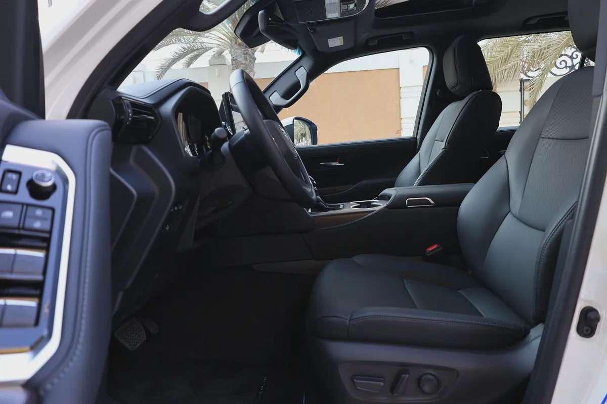 Toyota Land Cruiser LIKE BRAND NEW - TWIN TURBO-GXR-2025-1000KM-GCC SPECS-UNDER WARRANTY ALFOTAIM-8-8