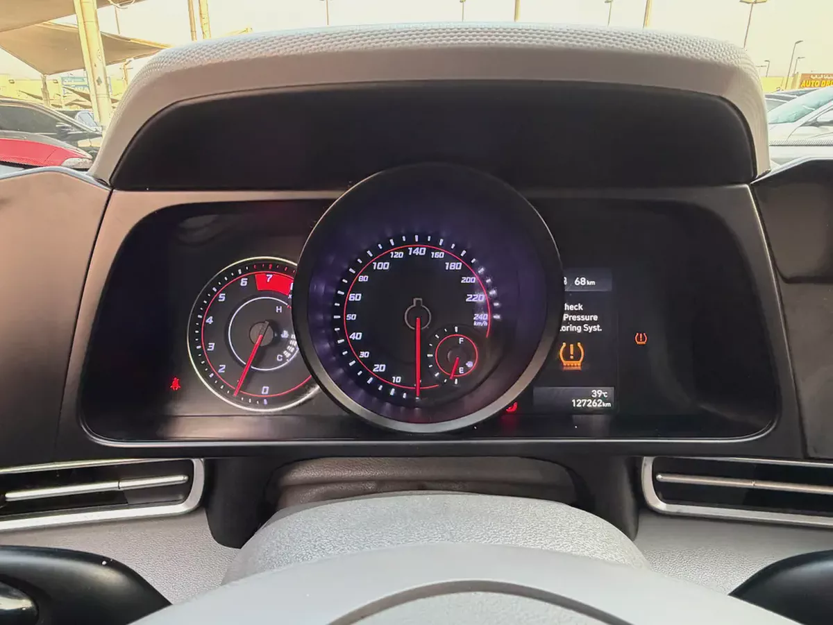 HYUNDAI ELANTRA—2022–GCC—FREE ACCIDENT—ORIGINAL PAINT—EXCELLENT CONDITION-17-17