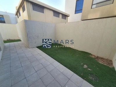 Elegant Corner 3-Bedroom Townhouse for Rent – Great Location!"-2