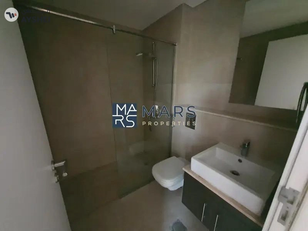 Elegant Corner 3-Bedroom Townhouse for Rent – Great Location!"