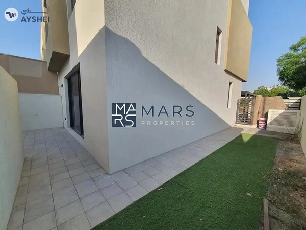 Elegant Corner 3-Bedroom Townhouse for Rent – Great Location!"