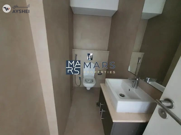 Elegant Corner 3-Bedroom Townhouse for Rent – Great Location!"