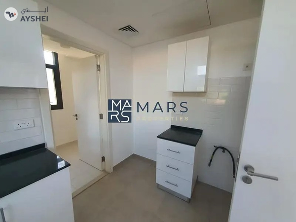 Elegant Corner 3-Bedroom Townhouse for Rent – Great Location!"