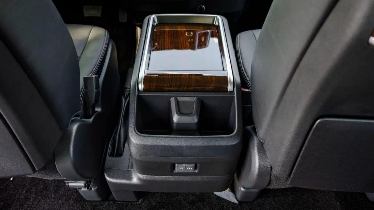 Toyota Granvia PREMIUM 3.5P AT MY2023 – BLACK-11-0