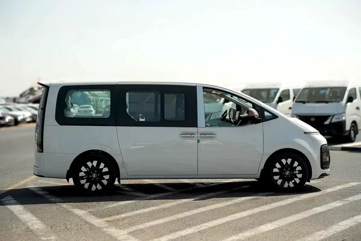 Hyundai Staria Luxury 7 seaters Hyundai Staria Luxury Premium 7 Seaters 2026 GCC specs (FOR EXPORT ONLY)-17-0