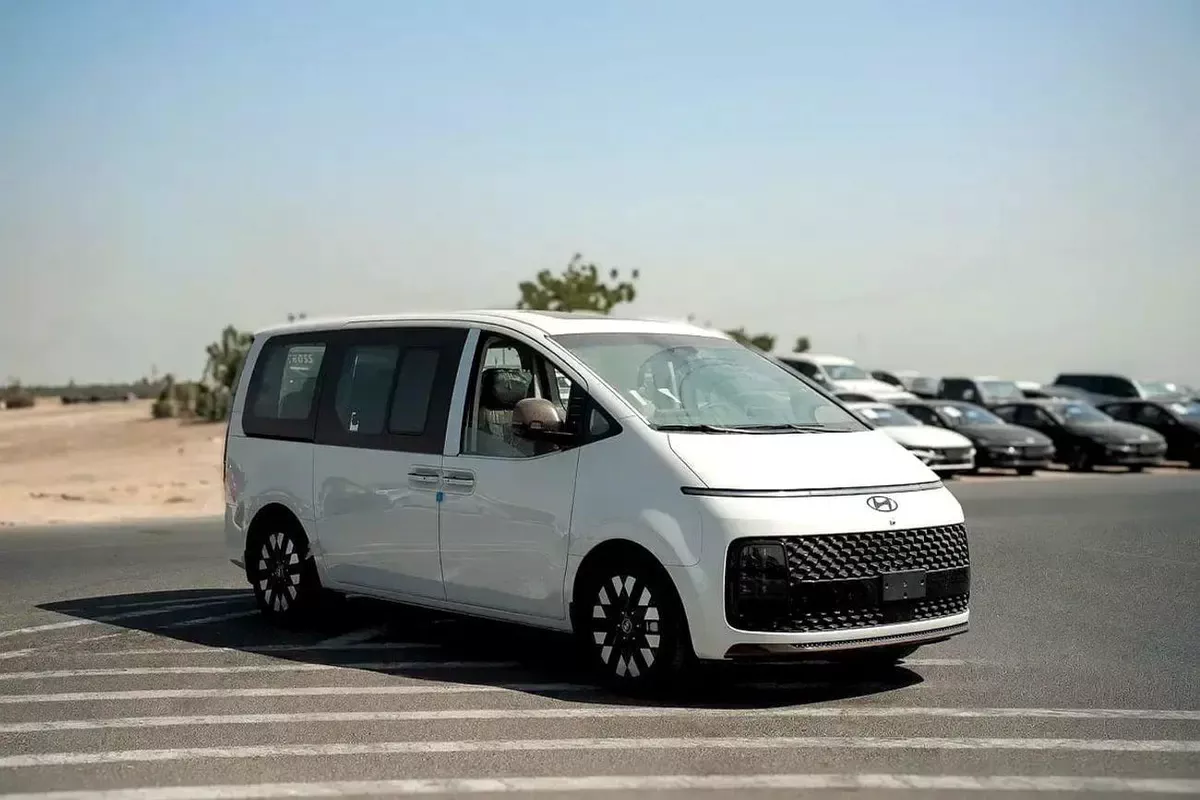 Hyundai Staria Luxury 7 seaters Hyundai Staria Luxury Premium 7 Seaters 2026 GCC specs (FOR EXPORT ONLY)-1-0