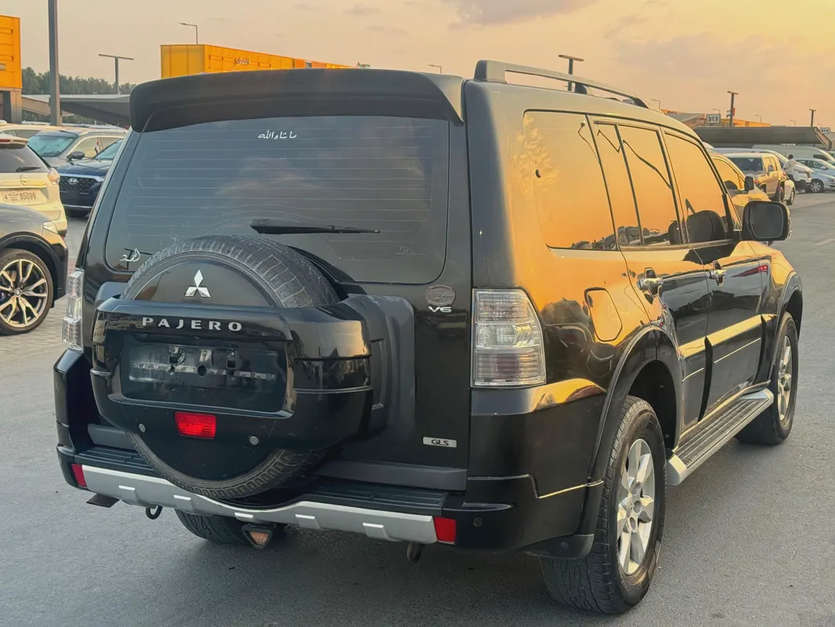 Mitsubishi Pareto 2013 fullopshin black color GCC calen car