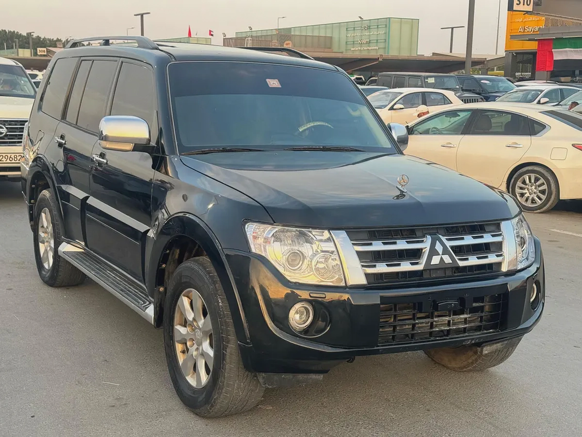 Mitsubishi Pareto 2013 fullopshin black color GCC calen car