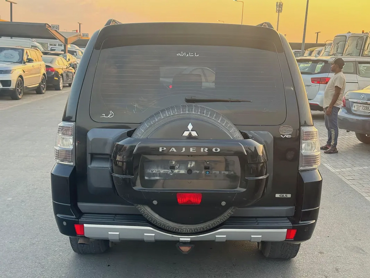 Mitsubishi Pareto 2013 fullopshin black color GCC calen car