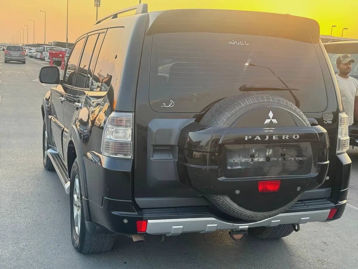 Mitsubishi Pareto 2013 fullopshin black color GCC calen car