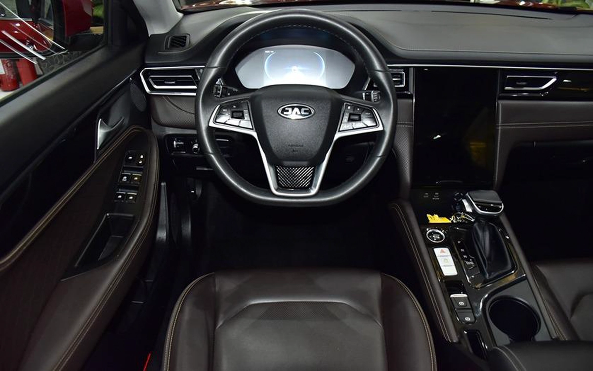 JAC J7 ( 2023 Model ) in Red Color GCC Specs